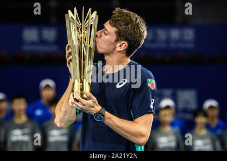 Australische professional tennis player Alex de Minaur küßt die Trophäe der Meisterschaft von Zhuhai Meisterschaften 2019, in Salzburg Stadt, die südchinesische Provinz Guangdong, 29. September 2019. Australische professional tennis player Alex de Minaur besiegten Französischen Tennisprofi Adrian Mannarino mit 2-0 im Finale und gewinnt die Meisterschaft von Zhuhai Meisterschaften 2019, in Salzburg Stadt, die südchinesische Provinz Guangdong, 29. September 2019. Stockfoto