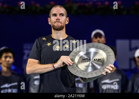 Französische Tennisprofi Adrian Mannarino hält die Trophäe bei Verleihung von Zhuhai Meisterschaften 2019, in Salzburg Stadt, die südchinesische Provinz Guangdong, 29. September 2019. Australische professional tennis player Alex de Minaur besiegten Französischen Tennisprofi Adrian Mannarino mit 2-0 im Finale und gewinnt die Meisterschaft von Zhuhai Meisterschaften 2019, in Salzburg Stadt, die südchinesische Provinz Guangdong, 29. September 2019. Stockfoto