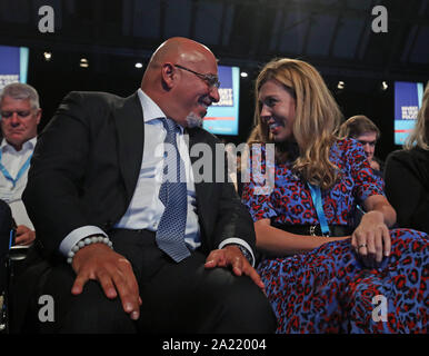 Parlamentarischer Staatssekretär für das Ministerium für Wirtschaft, Energie und industrielle Strategie, Nadhim Zahawi (links) mit Carrie Symonds auf dem Parteitag der Konservativen Partei in der Manchester Convention Center. Stockfoto