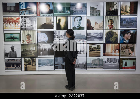 London, Großbritannien. 30. September 2019. Ein Mitarbeiter Ansichten 'Blow Up', 2005-2007, von Seung Woo zurück, ein 40-teiliges Set von Fotografien. Vorschau von "Verhandlungen über Grenzen", eine Ausstellung des Echten DMZ-Projekt organisiert die Geschichte und Zukunft der DMZ (Demilitarized Zone), die vier Kilometer breite unsichtbare militärische Grenze, an der Nord- und Südkorea jedes andere Gesicht zu erkunden. Werke von sieben koreanische Künstler ist auf Anzeige an der Koreanischen Kulturzentrum UK, 1. Oktober bis 23. November 2019. Credit: Stephen Chung/Alamy leben Nachrichten Stockfoto