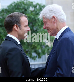 Paris, Frankreich. 30 Sep, 2019. Der französische Präsident Emmanuel Längestrich (L) begrüßt der frühere US-Präsident Bill Clinton, als er im Elysee-palast in Paris am Montag ankommt, 30. September 2019. Besuchen Staats- und Regierungschefs der an einem Mittagessen mit Längestrich hosted folgenden eine Gedenkfeier zu Ehren des ehemaligen französischen Präsidenten Jacques Chirac, der am 26. September im Alter von 86 Jahren gestorben. Foto von David Silpa/UPI Quelle: UPI/Alamy leben Nachrichten Stockfoto