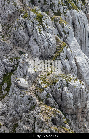 Treppen aus Stein gehauen in Fels, in den Bergen Stockfoto