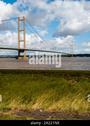 Säulen und Span des Humber Hängebrücke aus dem Vorland bei Barton auf Humber, North Lincolnshire, Großbritannien Stockfoto