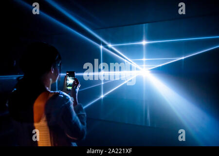 London, Großbritannien. 30. Sep 2019. Fluchtpunkt, in dem Balken von weißem Licht in einen dunklen Raum projiziert werden und stören die Perspektive des Publikums - andere Räume - eine neue Ausstellung in der Filiale X Zusammenführung von drei Großanlagen durch die Londoner Praxis United Visual Artists (UVA). Credit: Guy Bell/Alamy leben Nachrichten Stockfoto