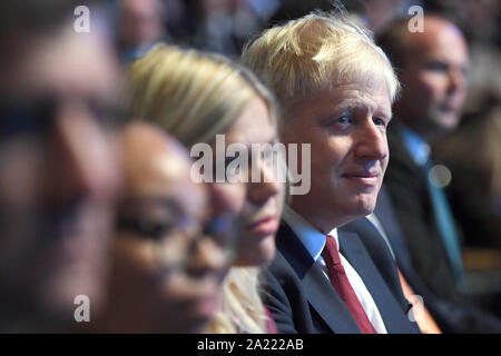 Premierminister Boris Johnson Uhren als Schatzkanzler Sajid Javid auf die Bühne nimmt eine Rede auf dem Parteitag der Konservativen Partei in der Manchester Convention Center zu liefern. Stockfoto