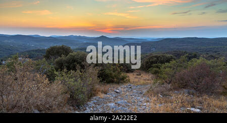 Sonnenaufgang über Cevennen in der Nähe von Monoblet, Royal, Südfrankreich. Stockfoto
