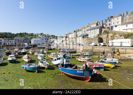 Die Küstenstadt Mevagissey mit Fischerbooten im inneren Hafen Stockfoto