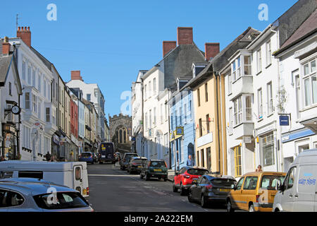 Ein Blick auf die Autos auf in Pembrokeshire Haverfordwest High Street West Wales UK KATHY DEWITT geparkt Stockfoto