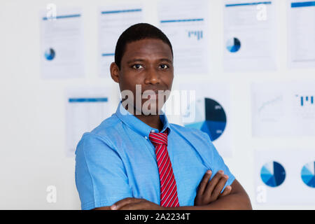 Schwere reifen afrikanische amerikanische Geschäftsmann mit Bindeband am Büro der Firma Stockfoto