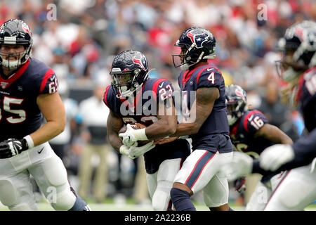 September 29, 2019, Houston, Texas, USA: Houston Texans Quarterback Deshaun Watson (4) Hände weg vom Ball zu laufen zurück Carlos Hyde (23), die im dritten Quartal des NFL regular season Spiel zwischen den Houston Texans und die Carolina Panthers an NRG Stadion in Houston, TX am 29. September 2019. (Bild: © Erik Williams/ZUMA Draht) Stockfoto