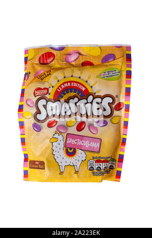 Paket von Nestle Llama edition Smarties Süßigkeiten Bonbons auf weißem Hintergrund - SpectacuLlama Stockfoto