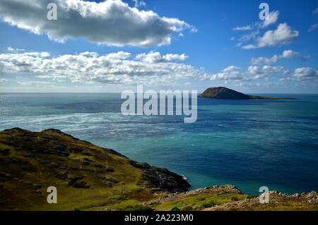 Bardsey Island vom Llyn Halbinsel Stockfoto