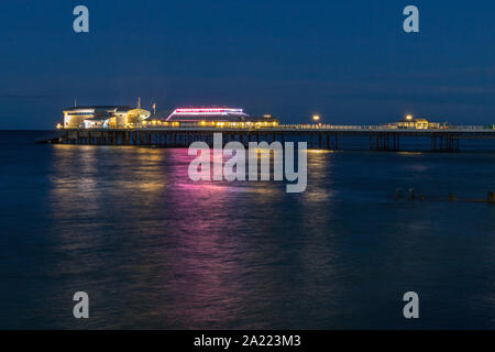 Cromer Pier in der Nacht mit einem langen Exposition gesehen, von der Waterfront. Stockfoto