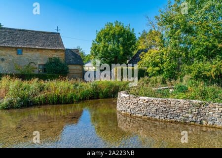 Lower Slaughter - ein Dorf in der Cotswold District von Gloucestershire, VEREINIGTES KÖNIGREICH Stockfoto