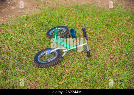 Laufrad auf grünem Gras Stockfoto