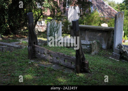 Stocks auf dem Friedhof des hl. Johannes des Täufers, Great Amwell, Hertfordshire. Stockfoto