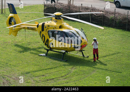 GERA, Deutschland - 29. Mai 2016: Adac Hubschrauber und Krankenwagen Stockfoto