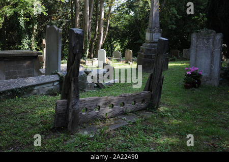 Stocks auf dem Friedhof des hl. Johannes des Täufers, Great Amwell, Hertfordshire. Stockfoto