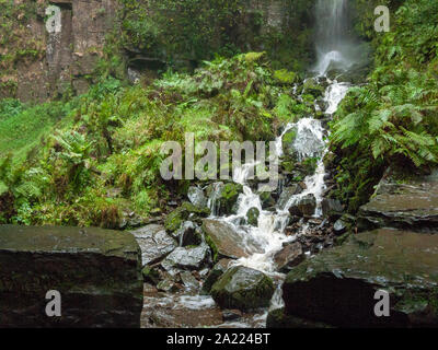 Beautiful South Wales Vauvillers fällt Wasserfall Felsen Nass-Flusses Neath/Afon Nedd - Wales Stockfoto