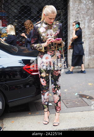 ILAN, Italien: 22. September 2019: Fashion Blogger street style Outfit nach Dolce&Gabbana fashion show in Mailand auf der Modewoche Frühjahr/Sommer Stockfoto