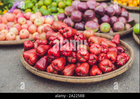 Rote Rosenäpfel, Homphu, Syzygium cumini, yambozaili oder malaiischer Apfel, auch Wachs, Rosa, Berg- oder Wasserapfel genannt, auf dem vietnamesischen Markt Stockfoto