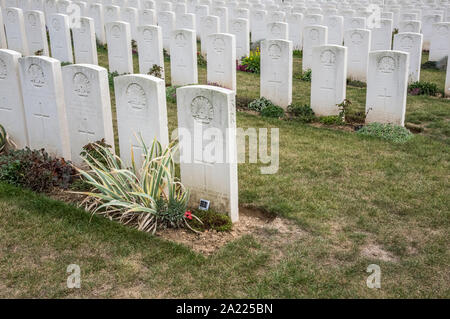 Spalten der österreichischen Soldaten an der CWGC Adelaide Cemetery-Villers Brettonneux in der Nähe von Amiens Stockfoto