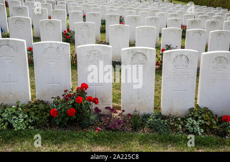 Spalten der österreichischen Soldaten an der CWGC Adelaide Cemetery-Villers Brettonneux in der Nähe von Amiens Stockfoto