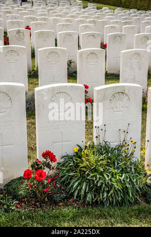 Spalten der österreichischen Soldaten an der CWGC Adelaide Cemetery-Villers Brettonneux in der Nähe von Amiens Stockfoto