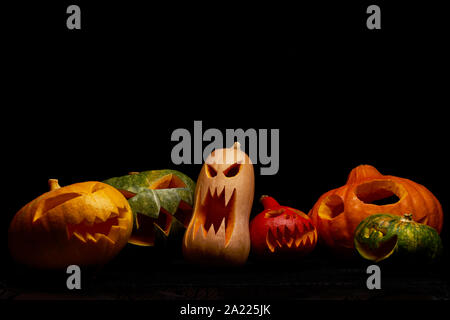 Foto von Halloween Kürbisse auf leeren schwarzen Hintergrund im Studio Stockfoto