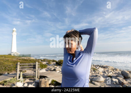 Frau am Meer ausdehnen Stockfoto