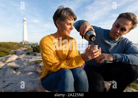 Paar mit einem Picknick am Meer Stockfoto