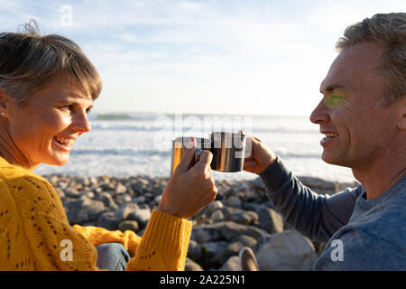 Paar mit einem Picknick am Meer Stockfoto