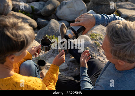 Paar mit einem Picknick am Meer Stockfoto