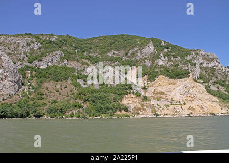 Die Donau am Djerdap Schlucht am Eingang Djerdap Nationalpark, Grenze zwischen Serbien und Rumänien auf der rumänischen Seite in Pescari. Serbia-Romania. Stockfoto