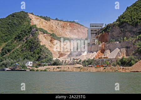 Steinbruch auf dem serbischen Ufer der Donau, die Grenze zwischen Serbien und Rumänien, Serbien. Stockfoto