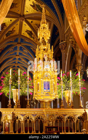 Basilika des Heiligen Herzens; Innere; gotisch inspirierte katholische Kirche; verzierte, Kerzen, bemalte Decke; Religiöse Gebäude; Uni Stockfoto