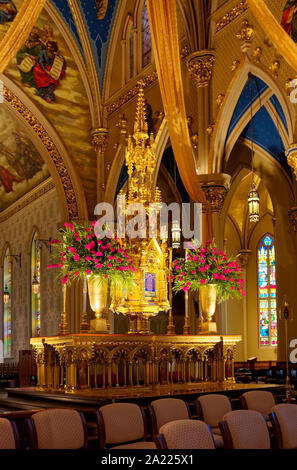 Basilika des Heiligen Herzens Innenraum, gotische Katholische Kirche inspiriert, Altar des Opfers, verzierte, Blumen, bemalte Decke, Stühle, religiöse buildi Stockfoto