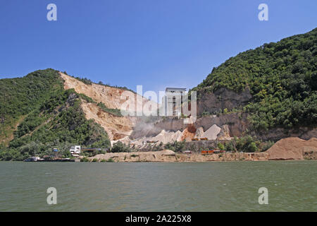 Steinbruch auf dem serbischen Ufer der Donau, die Grenze zwischen Serbien und Rumänien, Serbien. Stockfoto