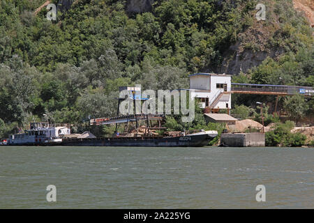 Steinbruch auf dem serbischen Ufer der Donau, die Grenze zwischen Serbien und Rumänien, Serbien. Stockfoto