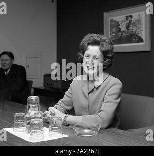 Ein lächelndes Barbara Castle, Britain's erste Frau Minister für Verkehr, in ihrem Büro im Ministerium für Entwicklungshilfe in Victoria, London, nach der Ankündigung von Harold Wilson's Kabinettsumbildung. Frau Burg war früher Minister für überseeische Entwicklung aber jetzt ersetzt Tom Fraser, der von der Regierung zurückgetreten ist. Stockfoto