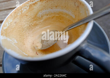 Leere Tasse Cappuccino Stockfoto