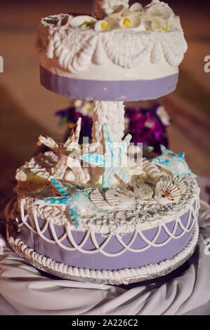 Hochzeitstorte am Strand. Hochzeit in den Tropen Konzept Stockfoto
