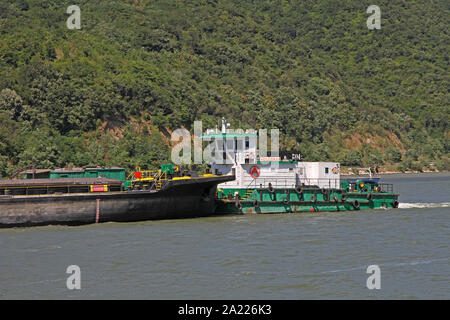 Tanker durch die Ufer der Donau, an der Grenze zwischen Serbien und Rumänien. Stockfoto