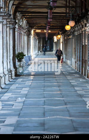 Frau wandern mit Einkaufstasche, ein Venedig Markthalle Stockfoto