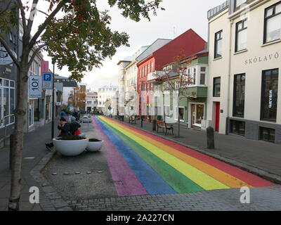 Skolavoerdustigur Street im Zentrum von Reykjavik mit Regenbogenfarbenen, 'Pride' Fahrbahnmarkierungen läuft über die gesamte Länge der Straße. Stockfoto