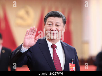 (190930)-BEIJING, Sept. 30, 2019 (Xinhua) - Xi Jinping trifft sich mit Delegierten, speziell eingeladen, Delegierte und nicht-stimmberechtigte Teilnehmer der 19 Kommunistischen Partei Chinas (CPC) Nationalen Kongress in der Großen Halle des Volkes in Peking, der Hauptstadt von China, Okt. 25, 2017. Gehen mit "Xi Fokus: Xi Jinping und Chinas neue Ära" (Xinhua/Lan Hongguang) Stockfoto