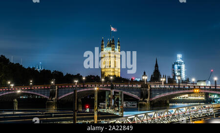 Leichte Wanderwege in Lambeth Brücke über die Themse in London. Auf Stativ mit 1 Minute langsame Aufnahme Stockfoto