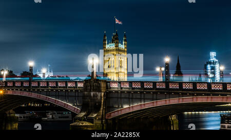 Leichte Wanderwege in Lambeth Brücke über die Themse in London. Auf Stativ mit 1 Minute langsame Aufnahme Stockfoto