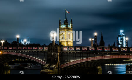 Leichte Wanderwege in Lambeth Brücke über die Themse in London. Auf Stativ mit 1 Minute langsame Aufnahme Stockfoto