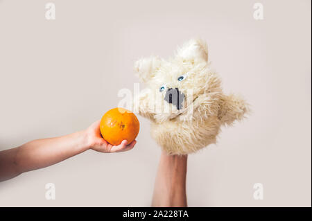 Puppenspiel Hund auf einem grauen Hintergrund. Platz für Text oder Replikationen Stockfoto